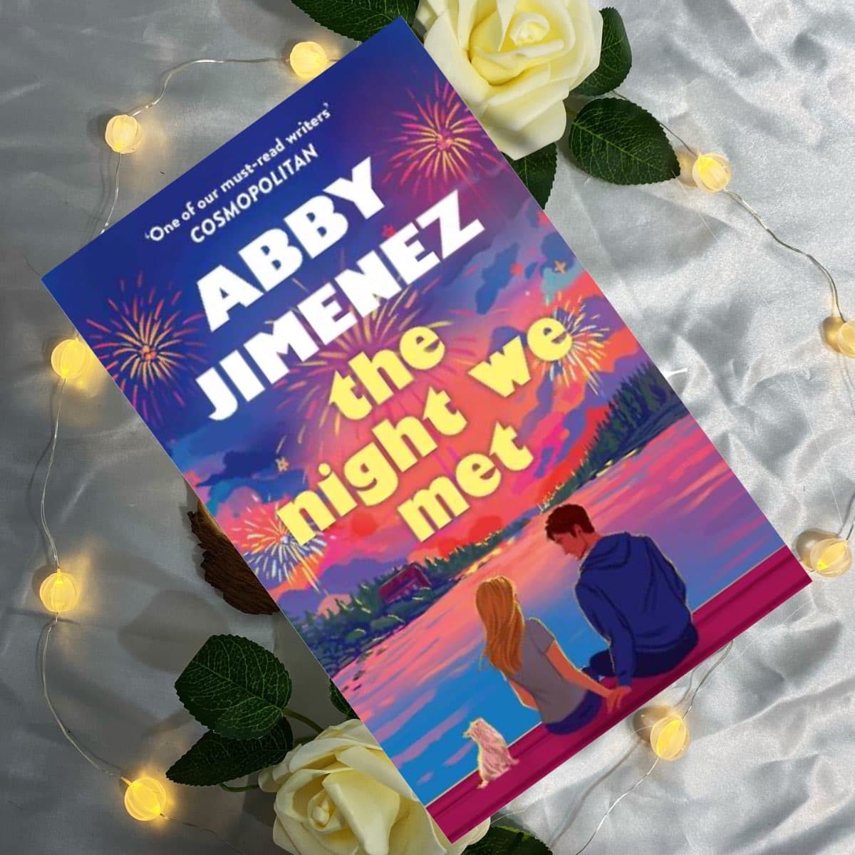 Portada de The Night We Met (UK Edition) - Abby Jimenez (tapa blanda)