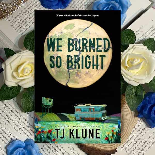 Portada de We Burned So Bright - TJ Klune (tapa dura)