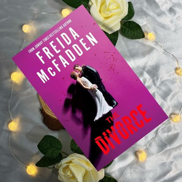 Portada de The Divorce (UK edition) - Freida McFadden (tapa blanda)
